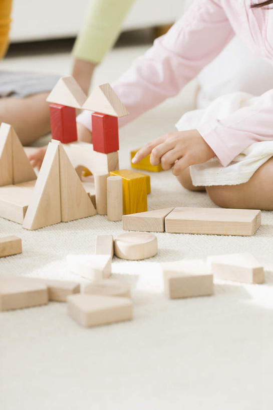 东方人,儿童,三个人,家庭,父亲,女儿,儿子,坐,竖图,室内,白天,侧面,游戏,纯洁,智慧,地板,玩具,亚洲,握,服装,朦胧,模糊,地面,拿,玩,拿着,休闲装,黄种人,娱乐,木地板,小孩,衣服,休闲,温暖,温馨,父女,父子,一家人,休闲服,积木,父爱,可爱,童年,童趣,益智,握着,服饰,活动,和睦,思维,发泄,消遣,智力,想象,童真,烂漫,无邪,宣泄,天真,男孩,男人,男性,年轻男性,女孩,女人,女性,亚洲人,孩子,年轻人,玩耍,嬉戏,坐着,半身,彩图,融洽,男生,女生