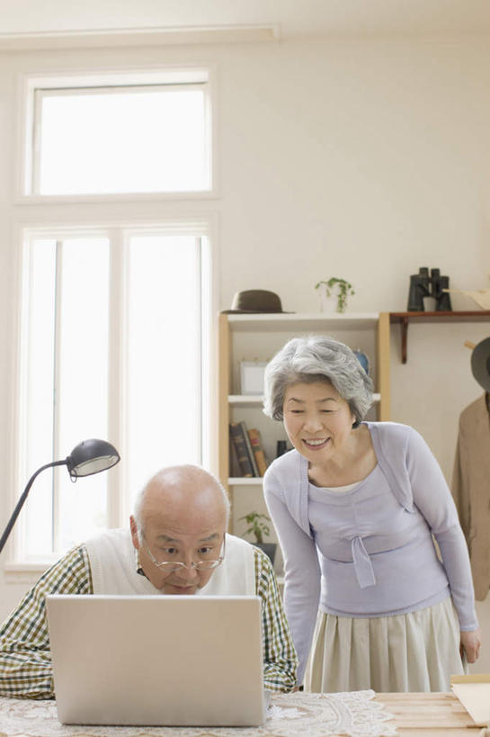 东方人,老年人,两个人,家庭,夫妻,客厅,站,坐,笑,微笑,露齿笑,竖图,室内,白天,正面,爱情,电脑,笔记本电脑,窗户,柜子,台灯,桌面,桌子,照明,亚洲,敲打,服装,网络,木制,眼镜,墙,灯光,储物柜,浪漫,扭头,注视,休闲装,黄种人,输入,通讯设备,玻璃窗,墙壁,墙面,灯,衣服,白色,木制品,灯具,打字,观察,看,站着,转头,休闲,温暖,温馨,一家人,休闲服,恩爱,恋人,服饰,观看,老花镜,点击,敲击,照亮,和睦,察看,无线,起居室,照明设备,储存,关注,通信设备,无线网络,无线上网,便携式电脑,客堂,远视眼镜,储备,蕴藏,贮备,按键,手提电脑,老年男性,老年女性,男人,男性,女人,女性,亚洲人,夫妇,情侣,站立,坐着,半身,彩图,伴侣,融洽,贮存