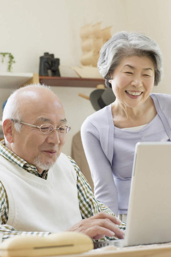 东方人,老年人,两个人,家庭,夫妻,客厅,站,坐,笑,微笑,露齿笑,竖图,室内,白天,正面,爱情,电脑,笔记本电脑,柜子,桌面,桌子,亚洲,敲打,服装,网络,木制,眼镜,墙,储物柜,浪漫,扭头,注视,休闲装,黄种人,输入,通讯设备,墙壁,墙面,衣服,白色,木制品,打字,观察,看,站着,转头,休闲,温暖,温馨,一家人,休闲服,恩爱,恋人,服饰,观看,老花镜,点击,敲击,和睦,察看,无线,起居室,储存,关注,通信设备,无线网络,无线上网,便携式电脑,客堂,远视眼镜,储备,蕴藏,贮备,按键,手提电脑,老年男性,老年女性,男人,男性,女人,女性,亚洲人,夫妇,情侣,站立,坐着,半身,彩图,伴侣,融洽,贮存