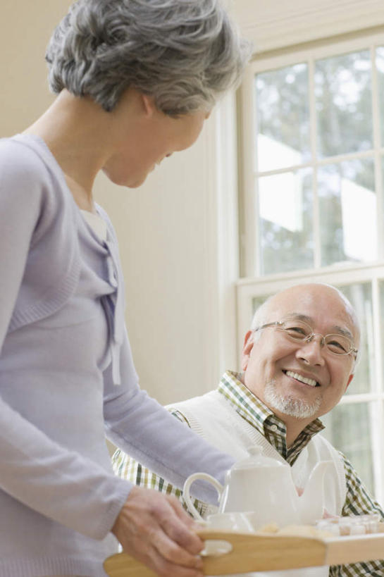 东方人,老年人,两个人,家庭,夫妻,客厅,站,坐,笑,微笑,露齿笑,竖图,室内,白天,仰视,爱情,电脑,笔记本电脑,柜子,桌面,桌子,杯子,餐具,亚洲,敲打,握,服装,网络,木制,瓷器,碟子,盘,眼镜,墙,咖啡杯,陶瓷制品,储物柜,浪漫,拿,拿着,扭头,注视,休闲装,黄种人,输入,通讯设备,墙壁,墙面,衣服,白色,盘子,木制品,碟,打字,观察,看,站着,转头,休闲,温暖,温馨,一家人,休闲服,恩爱,握着,恋人,服饰,观看,老花镜,点击,敲击,和睦,察看,无线,起居室,储存,关注,瓷杯,通信设备,无线网络,无线上网,便携式电脑,客堂,远视眼镜,储备,蕴藏,贮备,按键,手提电脑,老年男性,老年女性,男人,男性,女人,女性,亚洲人,夫妇,情侣,站立,坐着,半身,彩图,低角度拍摄,伴侣,融洽,贮存