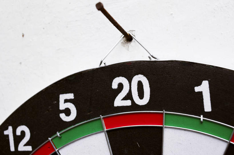 无人,横图,室外,特写,白天,正面,成功,胜利,静物,标志,钉子,数字,文字,字符,墙,飞镖,标识,墙壁,墙面,阿拉伯数字,靶心,五金,紧固,瞄准,牢固,镖针,飞镖运动,彩图,稳固