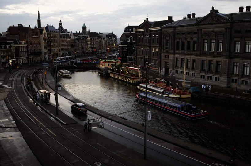 家,横图,俯视,室外,白天,河流,水,道路,路,轮船,公路,船,公共汽车,电车,行人,阴影,光线,影子,房屋,屋子,河水,水流,云,云朵,公寓,巴士,公交车,交通,许多人,云彩,站牌,洋房,楼房,住宅,车,蓝色,白云,蓝天,天空,阳光,交通工具,轿车,天,一群人,晴朗,载具,晴空,马路,彩图,高角度拍摄,全身,房子