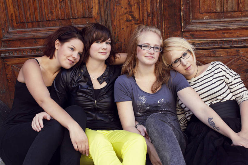 西方人,四个人,伙伴,朋友,坐,笑,微笑,横图,室外,白天,正面,时尚,友谊,欧洲,欧洲人,服装,木制,眼镜,墙,扭头,依偎,注视,休闲装,文化,纹身,墙壁,墙面,衣服,木制品,观察,看,靠,靠着,倚靠,转头,休闲,休闲服,个性,服饰,信仰,观看,察看,倚着,关注,刺青,追求,近视眼镜,想象,文身,勇气,崇拜,张扬,依附,依赖,投靠,友情,年轻女性,女人,女性,白种人,坐着,半身,彩图