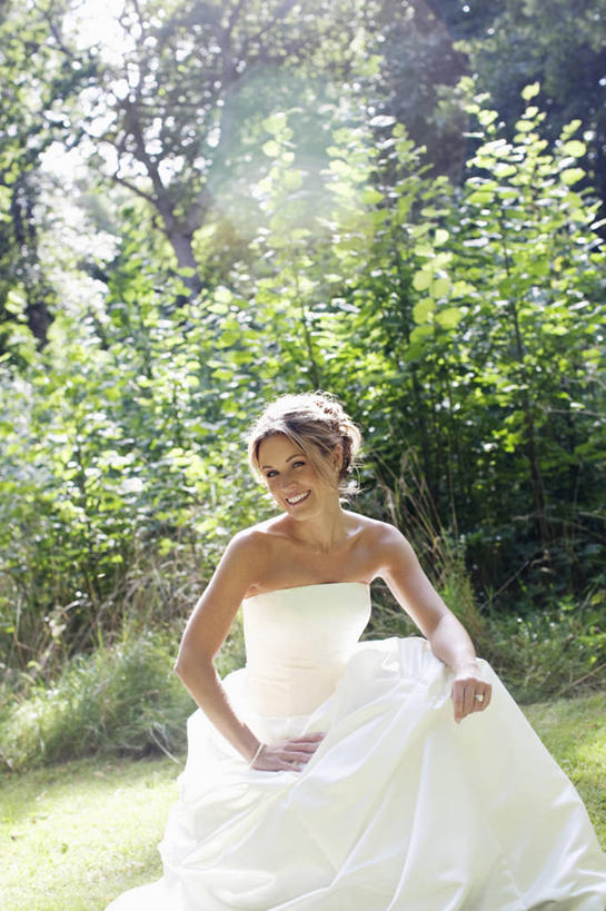 西方人,一个人,新娘,蹲,笑,微笑,露齿笑,竖图,室外,白天,正面,婚纱,婚礼,快乐,草地,草坪,植物,欧洲,欧洲人,仅一个年轻女性,仅一个女性,仅一个人,阴影,庆祝,光线,影子,结婚,扭头,注视,草,树,树木,绿色,阳光,自然,观察,看,转头,喜庆,生长,成长,观看,纪念,察看,关注,年轻女性,女人,女性,白种人,蹲着,半身,彩图,婚礼服,礼服,高兴