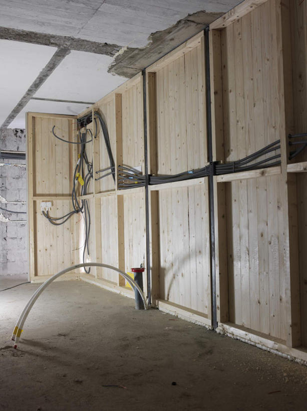 无人,竖图,室内,白天,正面,地板,装修,阴影,电力,光线,电线,木板,线,影子,墙,地面,电能,线路,装潢,木地板,墙壁,墙面,电,电源,电源线,能量,彩图