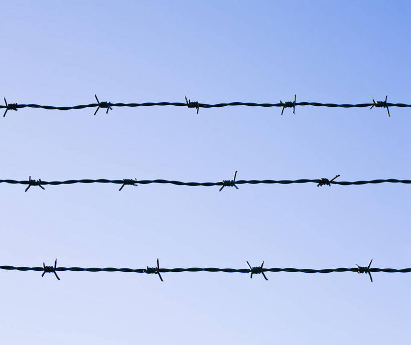 无人,栏杆,横图,室外,特写,白天,仰视,静物,金属制品,阴影,光线,金属,影子,围栏,铁丝网,护栏,蓝色,蓝天,天空,阳光,天,晴朗,万里无云,铁蒺藜,晴空,晴空万里,彩图,低角度拍摄