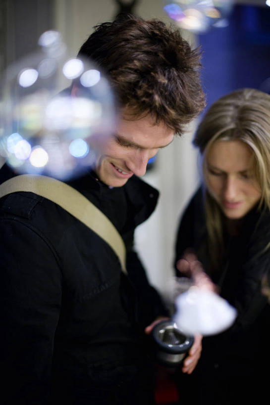 西方人,两个人,商店,站,笑,微笑,露齿笑,竖图,室内,夜晚,正面,爱情,购物,消费,超市,商场,欧洲,欧洲人,握,服装,朦胧,模糊,包,书包,浪漫,拿,拿着,扭头,注视,休闲装,衣服,背包,低头,观察,看,站着,转头,休闲,温暖,温馨,休闲服,恩爱,握着,金融,恋人,百货,服饰,观看,单肩包,和睦,察看,关注,选购,贸易,百货公司,血拼,男人,男性,年轻男性,年轻女性,女人,女性,白种人,情侣,站立,半身,彩图,购物商场,购物中心,商业中心,伴侣,融洽