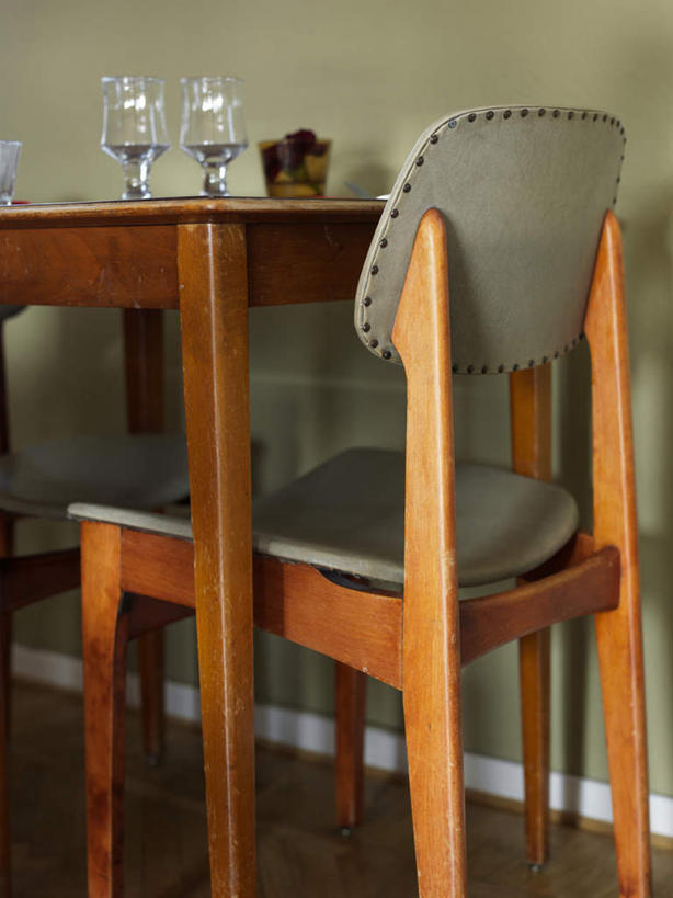 无人,餐厅,竖图,室内,白天,正面,植物,餐桌,桌子,杯子,椅子,两张,一张,阴影,光线,瓷砖,地砖,盆栽,影子,木椅,墙,盆景,地面,墙壁,墙面,玻璃制品,三个,黄色,绿色,阳光,自然,水杯,生长,成长,餐台,玻璃杯,彩图,餐馆,饭店,饭馆