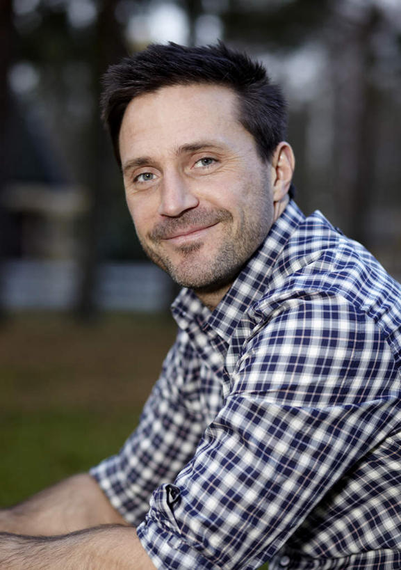 西方人,胡须,头发,一个人,坐,笑,微笑,竖图,室外,白天,侧面,衬衫,草地,草坪,树林,植物,叶子,欧洲,欧洲人,仅一个男性,仅一个人,朦胧,模糊,格子,枯叶,落叶,注视,漂亮,草,树,树木,仅一个年轻男性,绿色,黑色,天空,自然,天,观察,看,生长,成长,观看,察看,关注,男人,男性,年轻男性,白种人,胡子,络腮胡,叶,叶片,坐着,半身,彩图,衬衣,俊秀,英俊