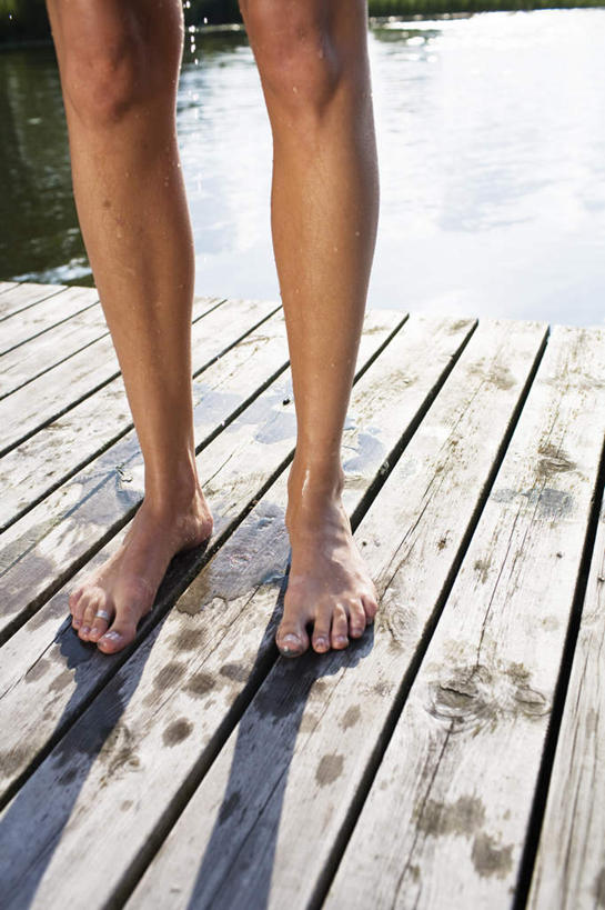 游泳,西方人,腿部,脚,脚趾,脚后跟,脚背,踝,腿,一个人,码头,站,竖图,俯视,室外,特写,白天,湖,湖泊,水,欧洲,欧洲人,仅一个年轻女性,仅一个女性,仅一个人,阴影,波纹,光线,木板,液体,影子,湖面,水滴,水流,水面,脚部,水纹,阳光,波浪,湖水,站着,泅水,船埠,年轻女性,女人,女性,白种人,脚底,站立,半身,彩图,高角度拍摄