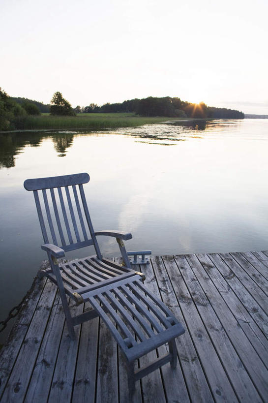 无人,码头,竖图,俯视,室外,特写,白天,草地,草坪,湖,湖泊,树林,水,植物,静物,椅子,一把,阴影,波纹,光线,影子,木椅,躺椅,湖面,水流,水面,云,云朵,云彩,草,树,树木,蓝色,绿色,白云,蓝天,水纹,天空,阳光,自然,波浪,湖水,天,铁链,生长,成长,船埠,彩图,高角度拍摄