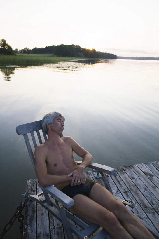 西方人,一个人,码头,躺,竖图,俯视,室外,白天,泳装,草地,草坪,湖,湖泊,树林,水,植物,椅子,欧洲,欧洲人,仅一个男性,仅一个人,仅一个中年男性,一把,阴影,波纹,光线,影子,木椅,躺椅,湖面,水流,水面,云,云朵,云彩,草,树,树木,蓝色,绿色,白云,蓝天,水纹,天空,阳光,自然,波浪,湖水,天,休息,铁链,生长,成长,连体泳衣,歇息,苏息,船埠,卧着,男人,男性,中年男性,白种人,躺着,卧,半身,彩图,高角度拍摄,泳衣