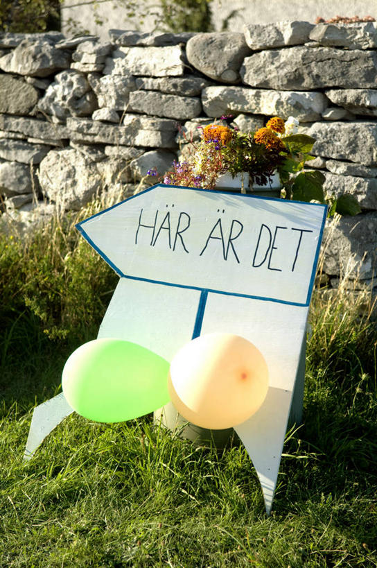 无人,竖图,室外,白天,正面,旅游,度假,建材,草地,草坪,美景,植物,建筑,指示牌,瑞典,欧洲,装饰,盛开,英文,标志,材料,文字,砖,砖块,字符,塑料,字母,墙,景观,花蕾,方向,娱乐,标识,箭头,墙壁,墙面,草,花,花瓣,花朵,鲜花,两个,绿色,自然,气球,塑料制品,花苞,花蕊,享受,休闲,橡胶,砖头,景色,放松,建造,英文字母,华丽,修饰,点缀,指向,斯堪的纳维亚,自然风光,北欧,斯堪的那维亚,斯堪的那维亚半岛,斯堪的纳维亚半岛,青砖,橡胶制品,簇,衬托,美观,雅致,雅观,哥得兰岛,瑞典王国,石料,彩图,砌墙砖