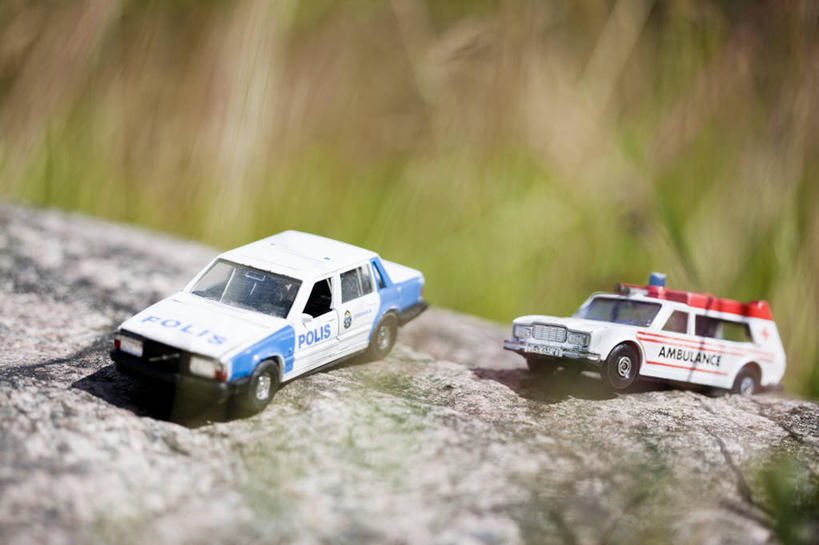 无人,横图,室外,特写,白天,正面,游戏,草地,草坪,石头,植物,汽车,救护车,警车,玩具,两辆,阴影,朦胧,模糊,光线,石子,影子,玩,娱乐,车,草,绿色,阳光,交通工具,休闲,益智,活动,急救,发泄,消遣,智力,载具,抢救,宣泄,巡逻车,石块,岩石,玩耍,嬉戏,彩图