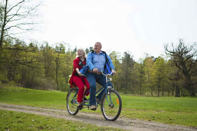 西方人,老年人,两个人,家庭,夫妻,坐,笑,微笑,露齿笑,横图,室外,白天,侧面,爱情,草地,草坪,植物,自行车,欧洲,欧洲人,阴影,服装,光线,影子,浪漫,注视,休闲装,车,脚踏车,草,树,树木,衣服,蓝色,绿色,蓝天,天空,阳光,自然,交通工具,天,观察,看,骑车,休闲,温暖,温馨,一家人,休闲服,恩爱,恋人,服饰,双人自行车,生长,晴朗,成长,观看,和睦,察看,关注,载具,万里无云,老年男性,老年女性,男人,男性,女人,女性,白种人,夫妇,情侣,晴空,晴空万里,坐着,彩图,全身,伴侣,融洽