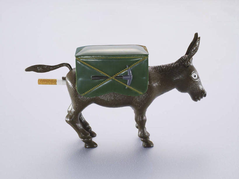 无人,横图,俯视,室内,特写,白天,白色背景,桌子,静物,雕塑,阴影,艺术,装饰,反射,包裹,雕刻,雕像,影子,一匹,动物,工艺品,家畜,摄影,牲畜,塑胶制品,影棚,纪念,烟灰缸,美术,主题,驴,陈列,功能,美学,烟碟,烟盅,驴子,烟缸,彩图,高角度拍摄,影棚拍摄,拍摄