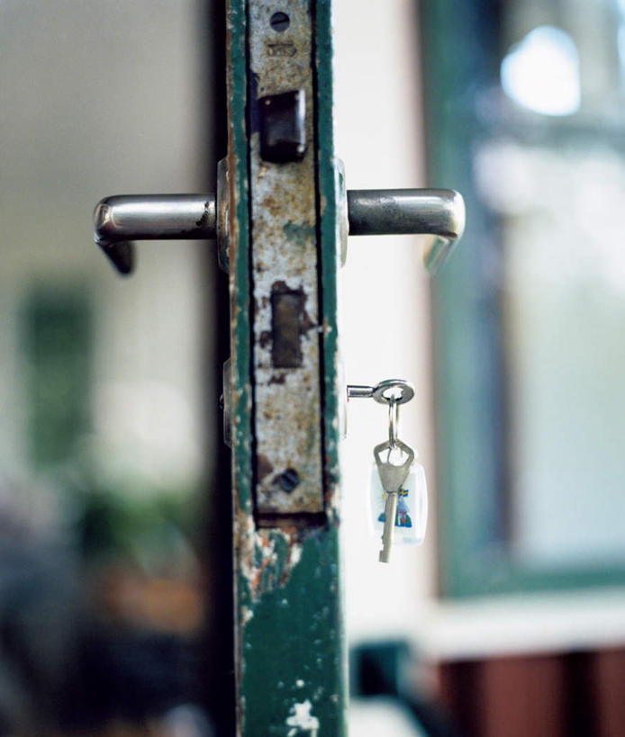 无人,竖图,室内,特写,白天,正面,安全,门,防护,钥匙,把手,门把手,门框,保护,门把,开启,封闭,保险,私密,保全,周全,安稳,安定,防盗,平安,拉手,彩图