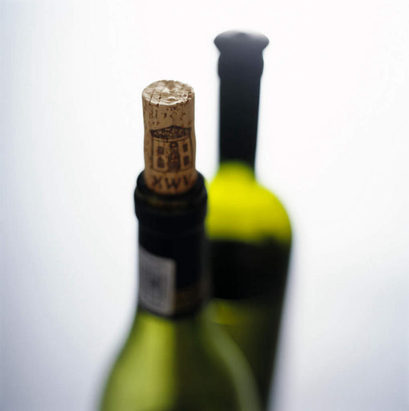 无人,竖图,俯视,室内,特写,白天,白色背景,安全,两瓶,阴影,朦胧,模糊,光线,木塞,影子,防护,玻璃制品,酒瓶,绿色,阳光,玻璃瓶,瓶子,摄影,影棚,保护,保险,保全,周全,安稳,安定,平安,彩图,高角度拍摄,影棚拍摄,拍摄