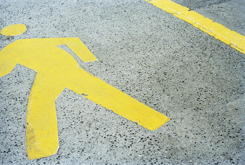 无人,走,横图,俯视,室外,特写,白天,道路,路,人行横道,指示牌,公路,标志,文字,人行道,交通,警告,标识,一个,黄色,警示,单个,禁止,提醒,提示,限制,人行横道线,沥青,危险,斑马线,马路,步行,散步,走路,彩图,高角度拍摄