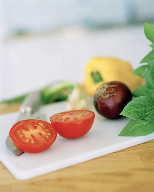 无人,竖图,俯视,室内,特写,白天,餐桌,厨房,桌子,辣椒,蔬菜,西红柿,洋葱,阴影,朦胧,模糊,新鲜,光线,影子,食品,食物,阳光,有机食品,绿色食品,餐台,菜板,彩椒,辣角,红海椒,大椒,辣虎,广椒,圆葱,洋葱头,甜椒,柿子椒,球葱,辣子,海椒,番茄,番椒,灯笼椒,彩图,高角度拍摄,灶间