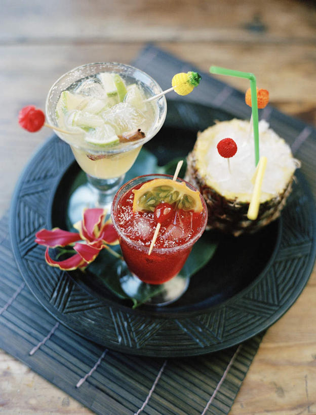 点心,无人,竖图,俯视,室内,特写,白天,下午茶,餐桌,桌子,静物,杯子,托盘,阴影,光线,影子,塑料,食品,甜点,甜品,玻璃制品,食物,糕点,三个,阳光,水杯,塑料制品,吸管,甜食,酒精饮料,餐台,空心,饮管,玻璃杯,彩图,高角度拍摄,圆柱状