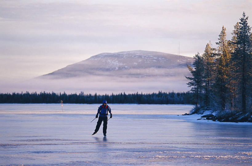西方人,一个人,横图,室外,白天,正面,锻炼,运动,滚轴溜冰,山,山脉,植物,欧洲,欧洲人,仅一个男性,仅一个人,冰,山峰,云,云朵,旱冰鞋,溜冰鞋,山峦,云彩,树,树木,仅一个年轻男性,蓝色,绿色,白云,蓝天,天空,自然,浮冰,群山,天,轮滑鞋,寒冷,生长,晴朗,成长,冰冷,严寒,单排轮滑,冰凉,酷寒,凛冽,凛凛,极冷,流冰,浮冰块,体育,溜冰,轮滑,男人,男性,年轻男性,白种人,晴空,彩图,全身,健身
