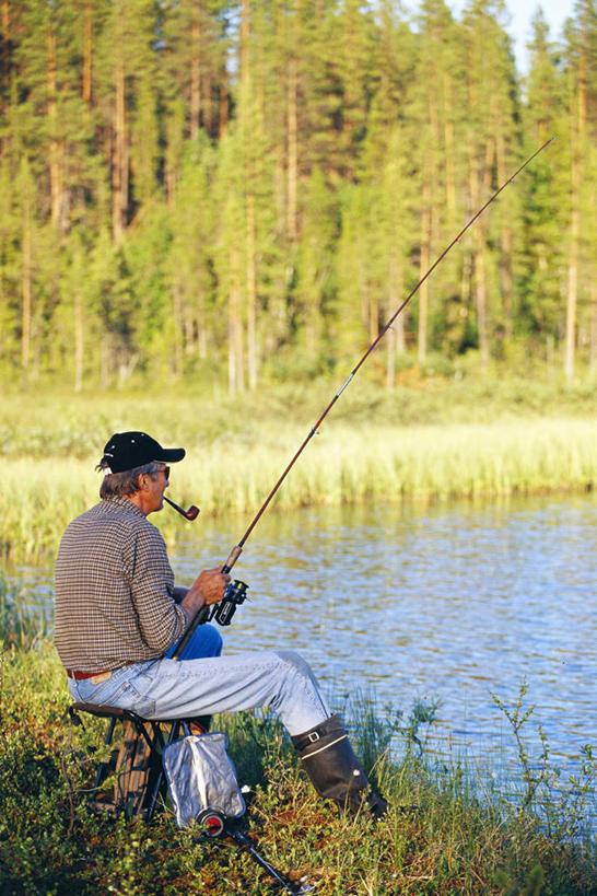 西方人,两个人,伙伴,朋友,坐,举,横图,俯视,室外,白天,垂钓,友谊,草地,草坪,河流,水,植物,帽子,钓鱼竿,欧洲,欧洲人,握,阴影,服装,光线,墨镜,眼镜,影子,河水,水流,拿,拿着,休闲装,运动帽,草,树,树木,衣服,蓝色,绿色,蓝天,天空,阳光,自然,太阳镜,太阳眼镜,天,托,休闲,休闲服,鸭舌帽,遮阳镜,握着,服饰,烟斗,生长,成长,渔具,友情,年轻女性,女人,女性,白种人,钓竿,鱼竿,举起,举手,举着,向上举,向上伸,向上托,坐着,彩图,高角度拍摄,全身,钓鱼,垂纶