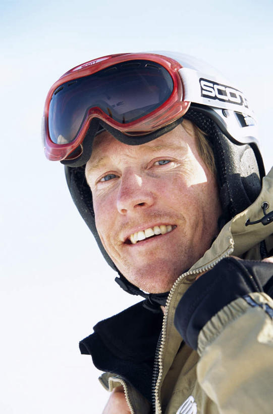 西方人,一个人,笑,微笑,露齿笑,竖图,室外,特写,白天,侧面,度假,欧洲,欧洲人,仅一个男性,仅一个人,阴影,服装,光线,影子,扭头,注视,休闲装,娱乐,仅一个年轻男性,衣服,蓝色,蓝天,天空,阳光,天,观察,看,转头,享受,休闲,休闲服,放松,服饰,观看,察看,关注,防护镜,男人,男性,年轻男性,白种人,半身,彩图