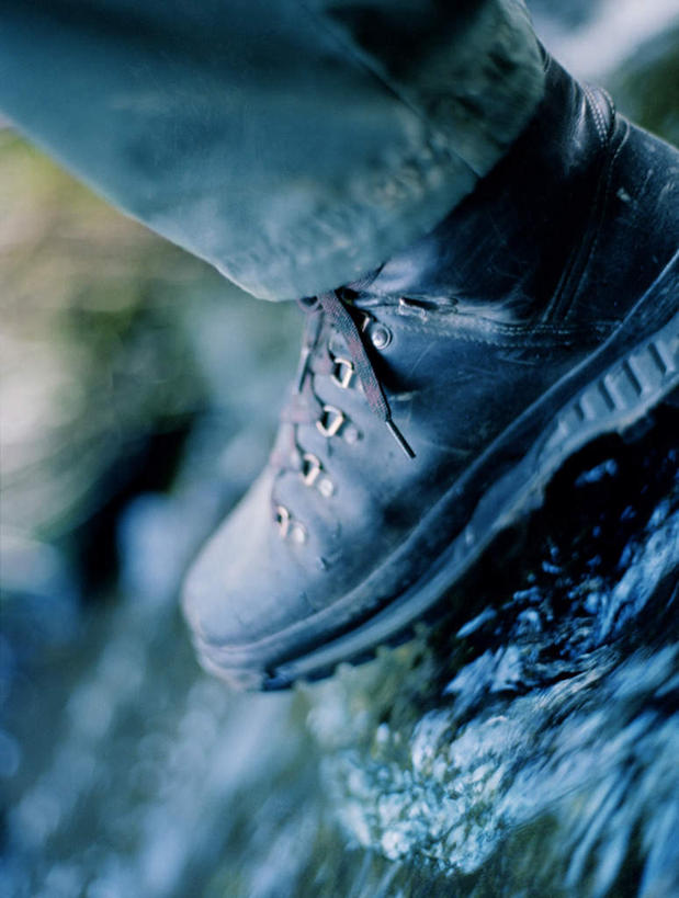 西方人,腿部,腿,一个人,站,竖图,俯视,室外,特写,白天,鞋,旅游,度假,礁石,石头,水,鞋子,欧洲,欧洲人,仅一个男性,仅一个人,一双,阴影,裤子,朦胧,模糊,光线,石子,液体,影子,水滴,皮革,牛仔裤,娱乐,踩,仅一个年轻男性,蓝色,阳光,踩着,站着,享受,休闲,放松,男人,男性,年轻男性,白种人,礁,石块,岩石,站立,半身,彩图,高角度拍摄,皮鞋