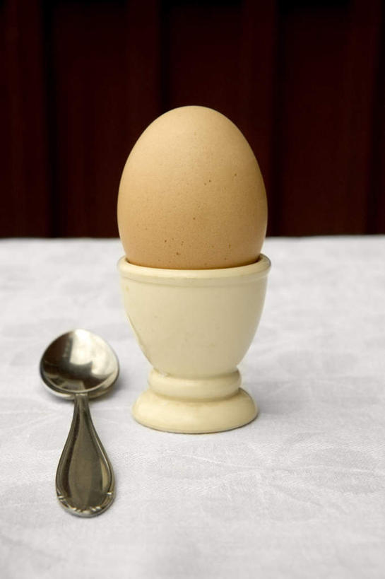 无人,竖图,俯视,室内,特写,白天,桌面,静物,餐具,金属制品,一把,阴影,光线,金属,碟子,椭圆,影子,勺子,蛋,鸡蛋,一个,白色,阳光,调羹,碟,汤匙,单个,卵,进餐用具,烹调用具,彩图,高角度拍摄