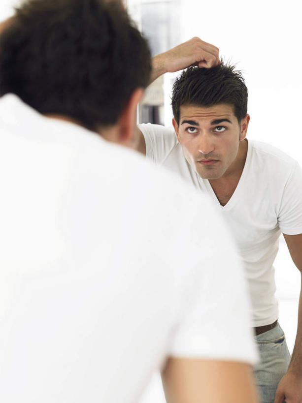 西方人,一个人,站,举,竖图,室内,白天,镜子,欧洲,欧洲人,仅一个男性,仅一个人,注视,仅一个年轻男性,背面,观察,看,托,站着,观看,镜像,察看,镜面,关注,妆扮,男人,男性,年轻男性,白种人,举起,举手,举着,向上举,向上伸,向上托,站立,半身,彩图,打扮,装扮