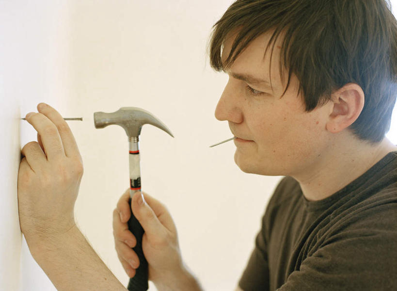 西方人,一个人,站,横图,室内,白天,侧面,大桥,立交桥,桥梁,欧洲,欧洲人,仅一个男性,仅一个人,敲打,握,咬,锤子,钉子,工具,榔头,墙,高架,斜拉桥,桥,棕色,拿,拿着,注视,墙壁,墙面,仅一个年轻男性,两个,白色,观察,看,站着,握着,观看,仔细,咬着,五金,察看,变形,紧固,关注,矫正,塑形,牢固,细心,细致,认真,男人,男性,年轻男性,白种人,站立,半身,彩图,短发,稳固