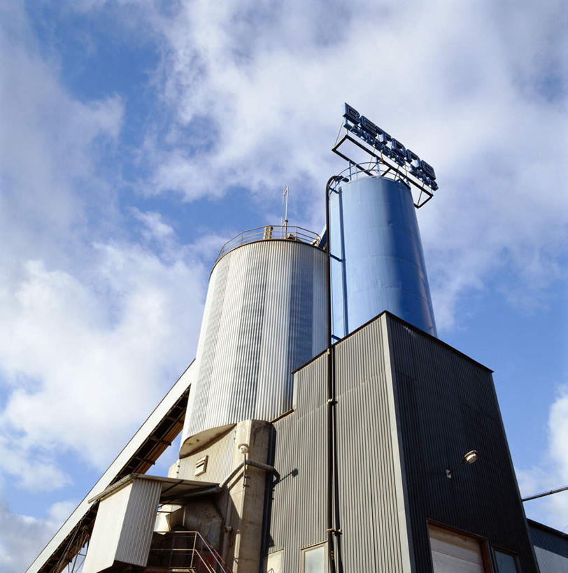 无人,高楼大厦,横图,室外,白天,仰视,大厦,建筑,摩天大楼,英文,标志,挂牌,文字,字符,字母,云,云朵,云彩,标识,一个,蓝色,白云,蓝天,天空,天,晴朗,单个,英文字母,晴空,彩图,低角度拍摄,大楼,高层建筑,高楼,摩天楼