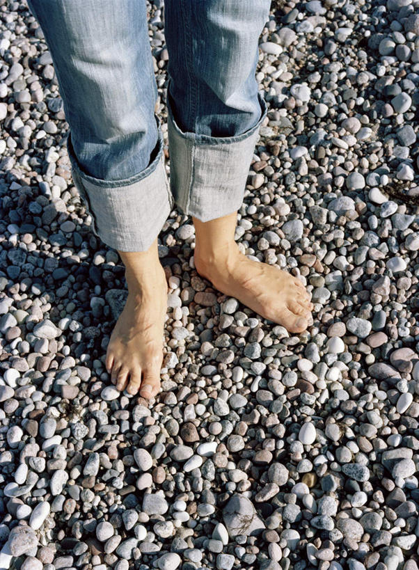 西方人,腿部,腿,一个人,站,竖图,俯视,室外,特写,白天,石头,欧洲,欧洲人,仅一个年轻女性,仅一个女性,仅一个人,一堆,许多,阴影,堆叠,堆积,裤子,光线,石子,影子,牛仔裤,蓝色,阳光,站着,赤脚,鹅卵石,堆,按摩石,年轻女性,女人,女性,白种人,石块,站立,半身,彩图,高角度拍摄