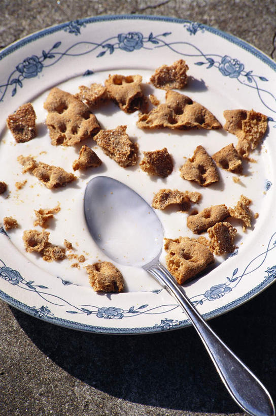 点心,面包,牛奶,无人,竖图,俯视,室外,特写,白天,石头,餐具,一把,阴影,光线,碟子,盘,石子,影子,勺子,食品,面点,饮品,营养,食物,糕点,饮料,一个,白色,阳光,盘子,调羹,碟,汤匙,单个,乳制品,碎裂,破裂,奶,安神,进餐用具,烹调用具,石块,彩图,高角度拍摄