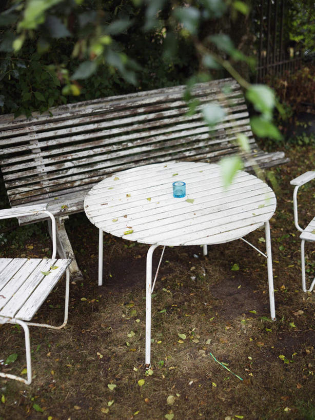 无人,竖图,俯视,室外,特写,白天,草地,草坪,植物,餐桌,桌子,杯子,椅子,玻璃,木制,木椅,玻璃制品,草,树,树木,三个,一个,蓝色,绿色,白色,自然,木制品,水杯,生长,单个,成长,餐台,脏,茶杯,彩图,高角度拍摄