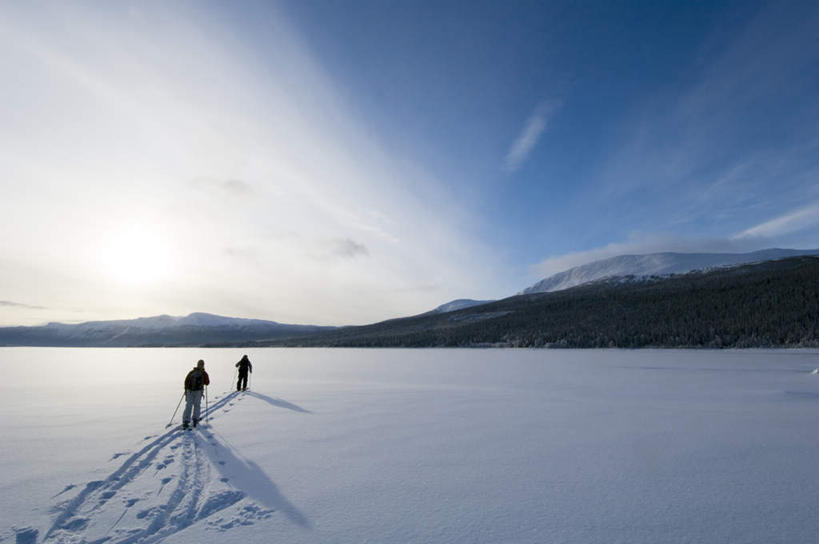 西方人,两个人,横图,室外,白天,爱情,山,山脉,雪,大雪,帽子,欧洲,欧洲人,撑,戴,握,阴影,服装,光线,影子,积雪,山峰,雪景,云,云朵,冬季,冬天,山峦,四根,痕迹,浪漫,拿,云彩,拿着,休闲装,背面,衣服,蓝色,白色,黑色,白云,蓝天,天空,阳光,群山,天,休闲,温暖,温馨,休闲服,恩爱,寒冷,划,握着,四块,恋人,服饰,晴朗,滑雪板,戴着,和睦,撑着,棉帽,严寒,杆子,男人,男性,年轻男性,年轻女性,女人,女性,白种人,情侣,晴空,彩图,全身,伴侣,融洽