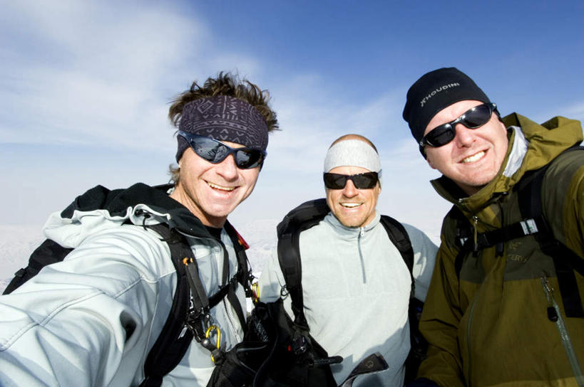 西方人,背,三个人,伙伴,朋友,笑,微笑,露齿笑,横图,室外,白天,正面,友谊,帽子,欧洲,欧洲人,戴,阴影,服装,光线,包,墨镜,眼镜,影子,云,云朵,冬季,冬天,云彩,旅行包,休闲装,两个,三个,一个,衣服,蓝色,绿色,紫色,白色,黑色,白云,蓝天,天空,阳光,背包,太阳镜,太阳眼镜,天,背着,休闲,休闲服,遮阳镜,寒冷,服饰,晴朗,单个,戴着,冰冷,棉帽,严寒,旅游包,冰凉,酷寒,凛冽,凛凛,极冷,三副,友情,男人,男性,年轻男性,白种人,晴空,半身,彩图,双肩包,头带