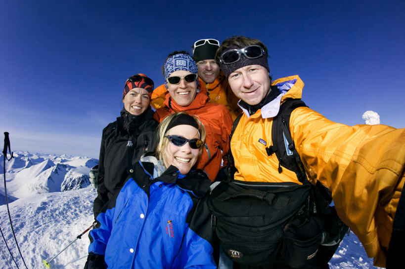 西方人,背,伙伴,朋友,笑,微笑,露齿笑,横图,室外,白天,正面,友谊,雪,大雪,帽子,欧洲,欧洲人,两顶,五个人,戴,阴影,服装,光线,包,墨镜,眼镜,影子,积雪,雪景,云,云朵,冬季,冬天,许多人,云彩,旅行包,休闲装,一个,衣服,黄色,红色,蓝色,黑色,灰色,白云,蓝天,天空,阳光,背包,太阳镜,太阳眼镜,天,背着,靠,靠着,一群人,休闲,休闲服,遮阳镜,寒冷,服饰,晴朗,单个,戴着,棉帽,严寒,旅游包,五副,友情,男人,男性,年轻男性,年轻女性,女人,女性,白种人,长发,晴空,半身,彩图,双肩包,短发