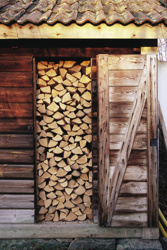 无人,竖图,室外,白天,正面,门,一堆,许多,阴影,堆叠,堆积,光线,木制,木材,影子,屋子,切块,木柴,阳光,木制品,门框,木料,堆,彩图,房子