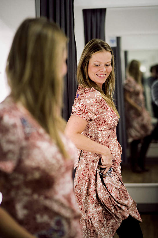 西方人,一个人,商店,竖图,室外,白天,侧面,购物,消费,超市,欧洲,欧洲人,仅一个年轻女性,仅一个女性,仅一个人,服装,注视,休闲装,手叉腰,衣服,红色,紫色,白色,叉腰,低头,观察,看,休闲,休闲服,金色,金融,百货,服饰,观看,察看,双手叉腰,关注,更衣室,选购,贸易,百货公司,血拼,年轻女性,女人,女性,白种人,长发,半身,彩图,购物商场,购物中心,商业中心