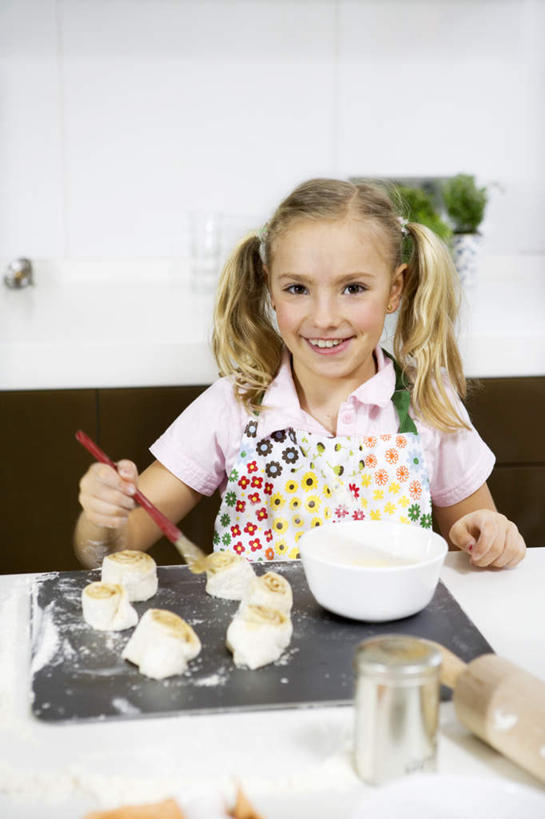 西方人,儿童,一个人,站,笑,微笑,露齿笑,竖图,室内,白天,正面,纯洁,餐桌,厨房,柜子,桌子,蔬菜,金属制品,欧洲,欧洲人,仅一个女性,仅一个人,握,阴影,新鲜,光线,金属,包装,粉末,罐子,围裙,影子,青菜,面粉,面团,食用油,食品,拿,粮食,拿着,注视,食物,小孩,阳光,耳环,容器,刷子,橱柜,观察,看,站着,仅一个小孩,粉,可爱,童年,童趣,握着,有机食品,绿色食品,餐台,观看,储藏,农产品,察看,储存,关注,板子,童真,烂漫,无邪,原材料,粉状,耳饰,天真,杆子,女孩,女人,女性,白种人,孩子,站立,半身,彩图,灶间,贮存,女生