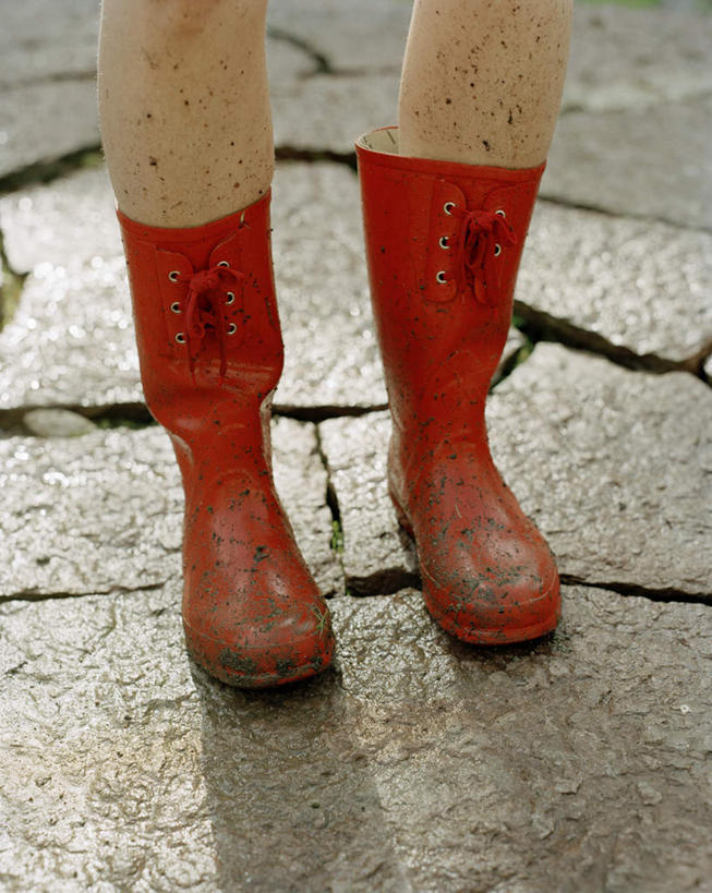 西方人,一个人,站,竖图,俯视,室外,白天,鞋子,欧洲,欧洲人,仅一个年轻女性,仅一个女性,仅一个人,一双,破碎,雨鞋,地面,红色,站着,橡胶,肮脏,脏,碎裂,破裂,分裂,橡胶制品,年轻女性,女人,女性,白种人,站立,半身,彩图,高角度拍摄,决裂