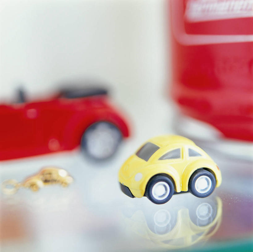 无人,横图,室内,特写,白天,正面,游戏,静物,玩具,两辆,阴影,朦胧,模糊,反射,影子,玩,娱乐,车,黄色,红色,交通工具,休闲,益智,活动,发泄,消遣,智力,载具,宣泄,玩具车,玩耍,嬉戏,彩图