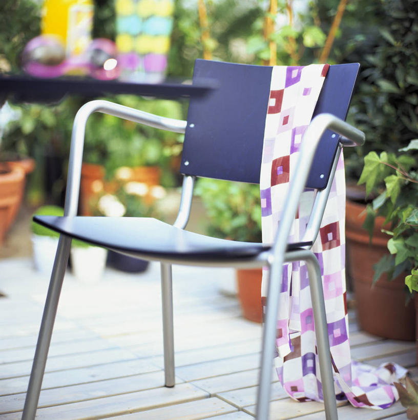 无人,竖图,室外,白天,正面,植物,椅子,花盆,朦胧,模糊,装饰,盆栽,丝巾,陶瓷,盆景,陶瓷制品,绿色,自然,容器,生长,成长,储藏,华丽,点缀,储存,衬托,美观,雅致,雅观,彩图,贮存