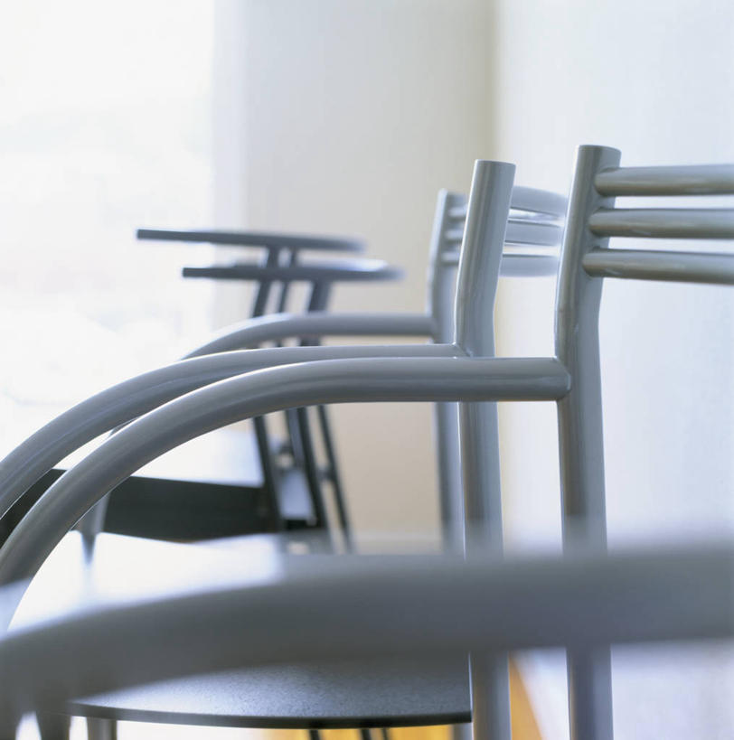 无人,竖图,室内,白天,正面,静物,椅子,一排,阴影,朦胧,模糊,整齐,反射,影子,墙,三把,墙壁,墙面,排列,队列,彩图