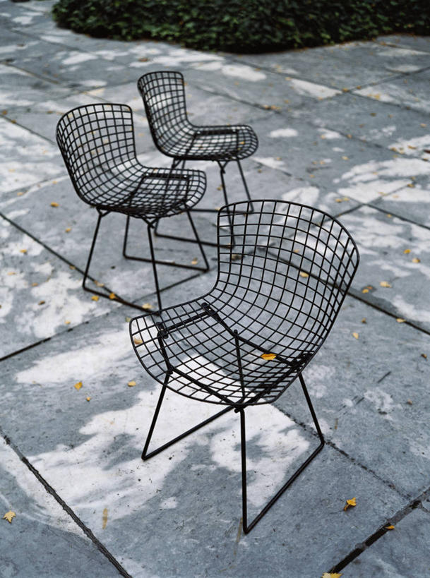 无人,竖图,俯视,室外,白天,草地,草坪,植物,椅子,阴影,光线,影子,地面,三把,草,绿色,阳光,彩图,高角度拍摄