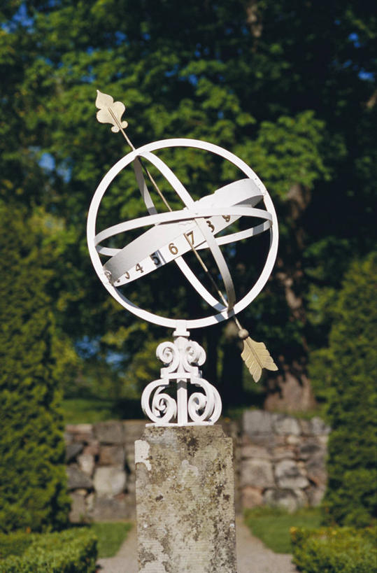 无人,竖图,室外,白天,正面,旅游,度假,草地,草坪,美景,植物,雕塑,阴影,艺术,装饰,时间,光线,雕刻,雕像,影子,景观,计时,娱乐,草,树,树木,绿色,阳光,自然,箭,工艺品,享受,休闲,景色,放松,生长,成长,纪念,美术,准确,自然风光,主题,精准,陈列,日晷,功能,美学,日规,彩图