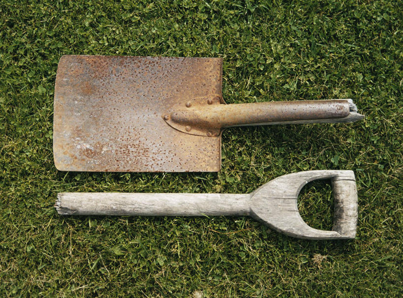 无人,横图,俯视,室外,特写,白天,草地,草坪,植物,金属制品,阴影,生锈,光线,金属,铲子,影子,草,两个,绿色,阳光,腐蚀,侵蚀,腐化,锈迹斑斑,彩图,高角度拍摄,手铲