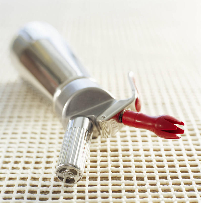 无人,竖图,俯视,室内,特写,白天,餐桌,桌子,静物,金属制品,阴影,朦胧,模糊,反射,金属,布料,方格,格子,工具,影子,布纹,桌布,餐巾,台布,餐台,餐桌布,彩图,高角度拍摄